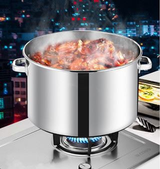 Slik fjerner du den brente svarte skalaen på bunnen av den rustfrie stålgryten